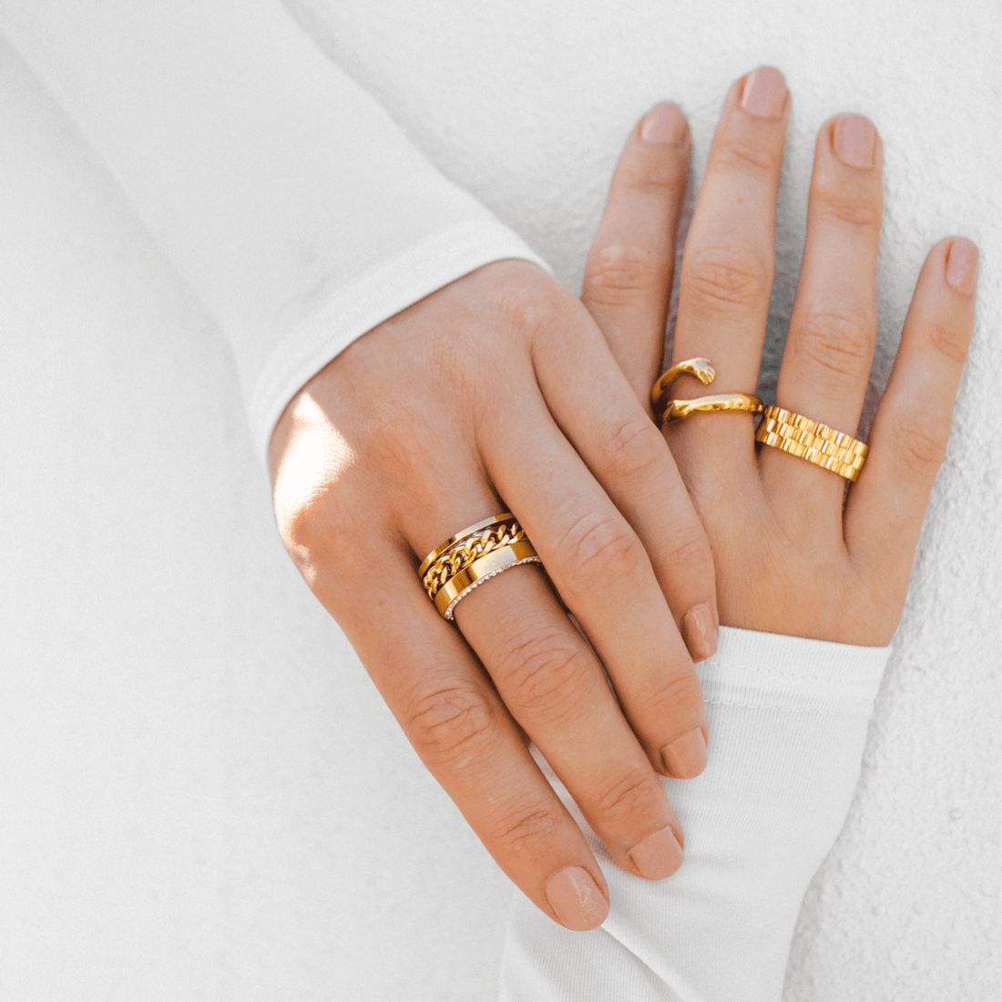 Anillo de eslabones de circonita bañado en oro de 18 quilates