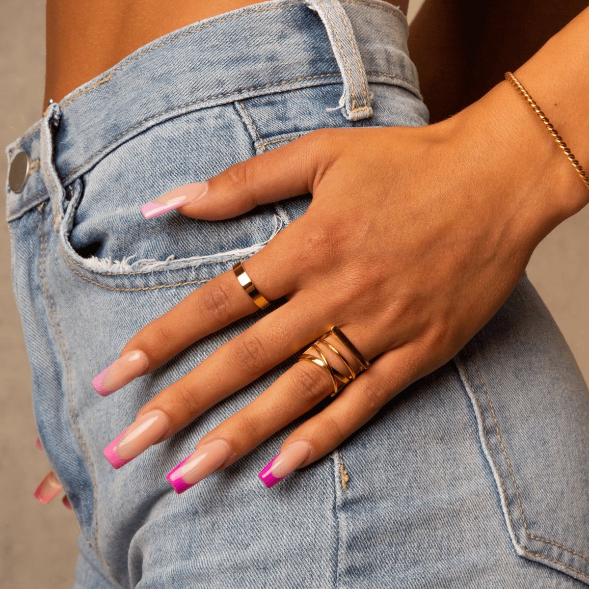 Alianza de boda anatómica cuadrada bañada en oro de 18 quilates