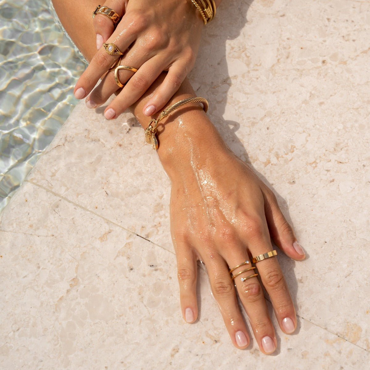 Alianza de boda anatómica cuadrada bañada en oro de 18 quilates