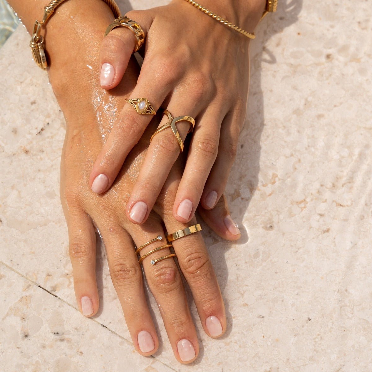 Alianza de boda anatómica cuadrada bañada en oro de 18 quilates