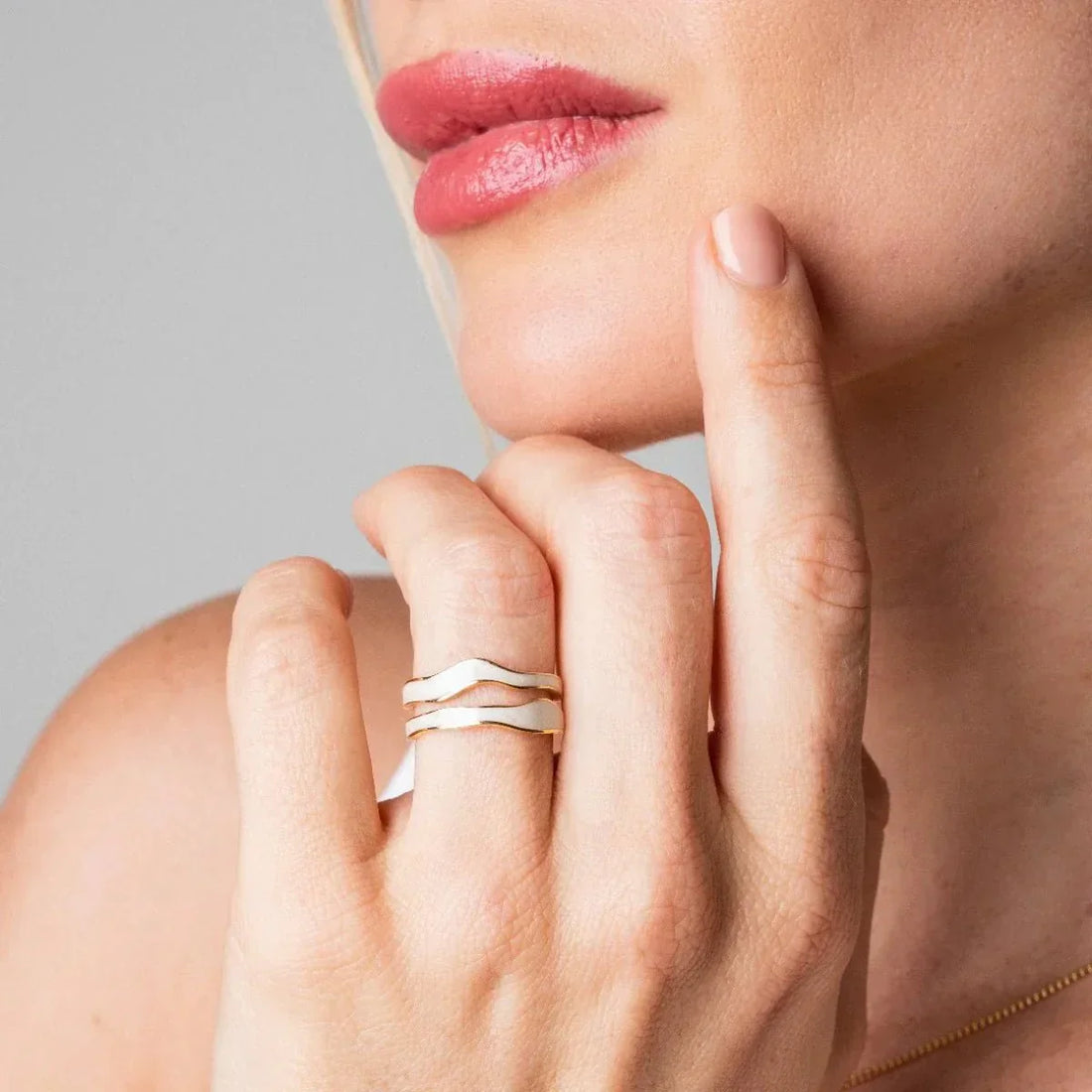 Anillo ajustable de nácar abstracto con baño de oro de 18 k