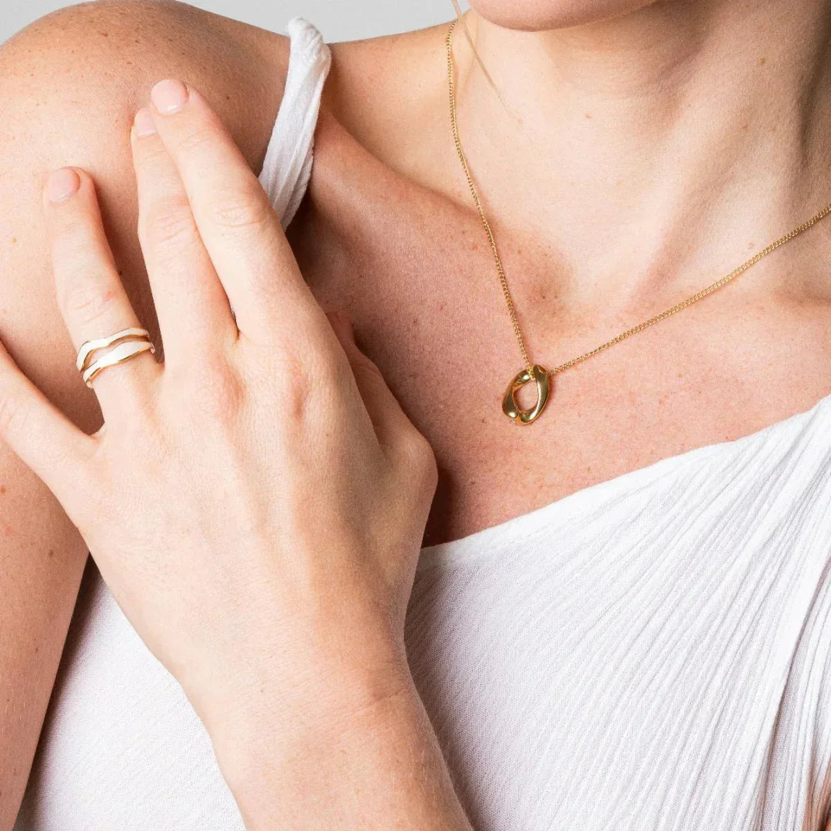 Anillo ajustable de nácar abstracto con baño de oro de 18 k