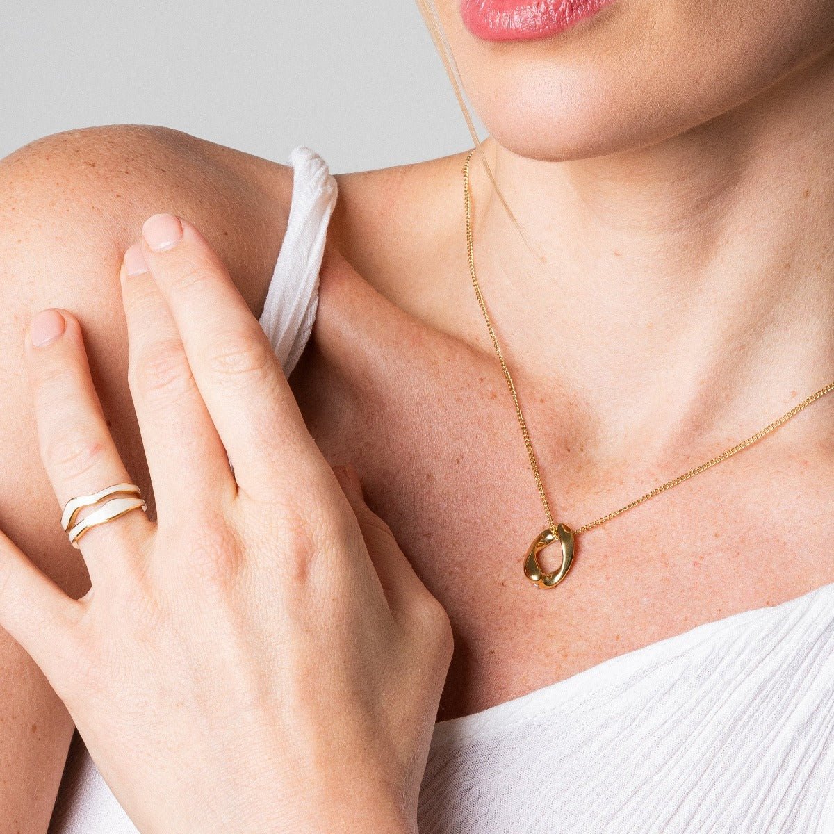 Anillo ajustable de nácar abstracto con baño de oro de 18 k