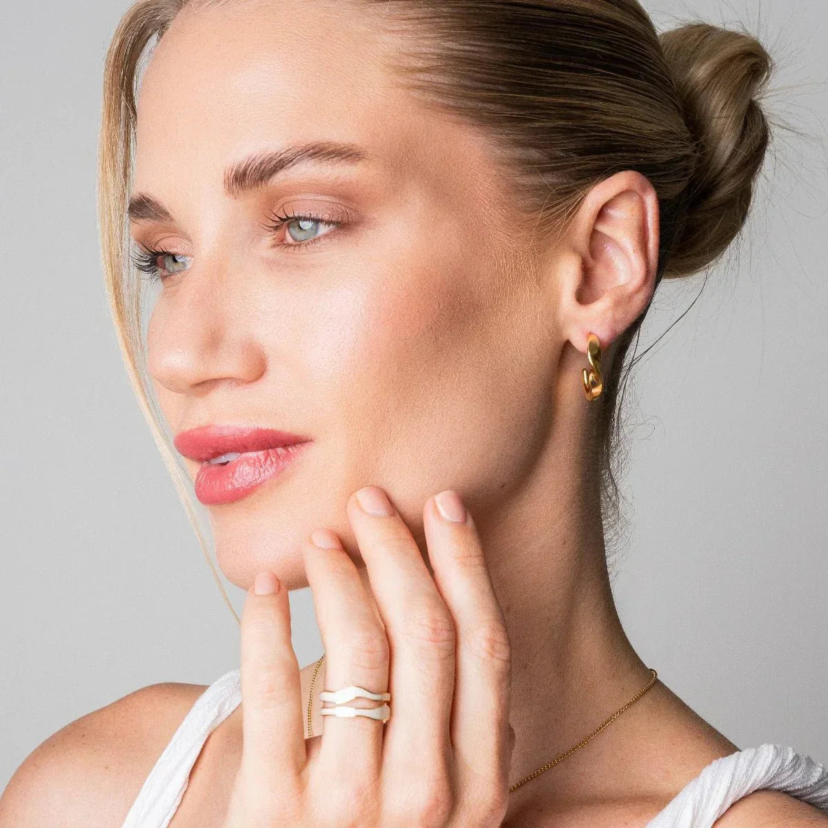 Anillo ajustable de nácar abstracto con baño de oro de 18 k