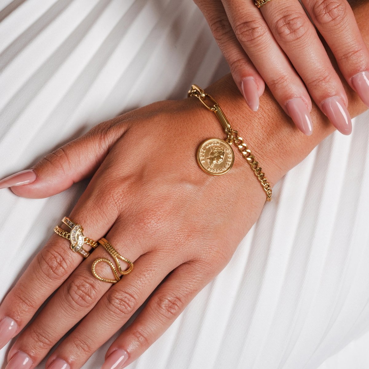 Anillo ajustable Ava Abstract bañado en oro de 18 quilates