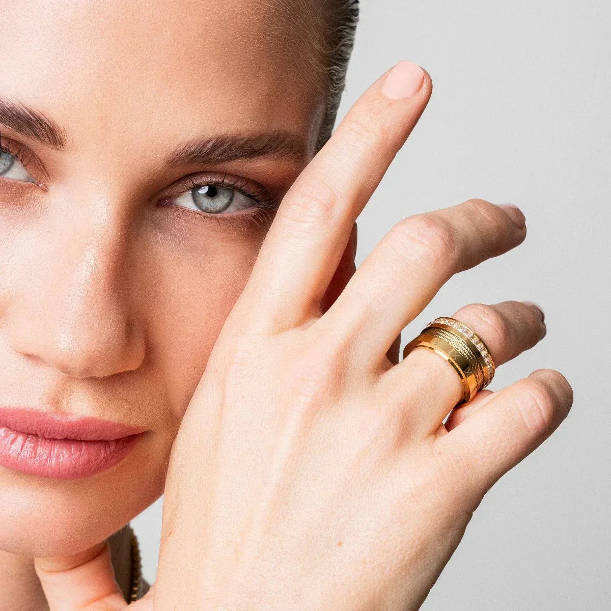 Anillo de alambre y cristal bañado en oro de 18k