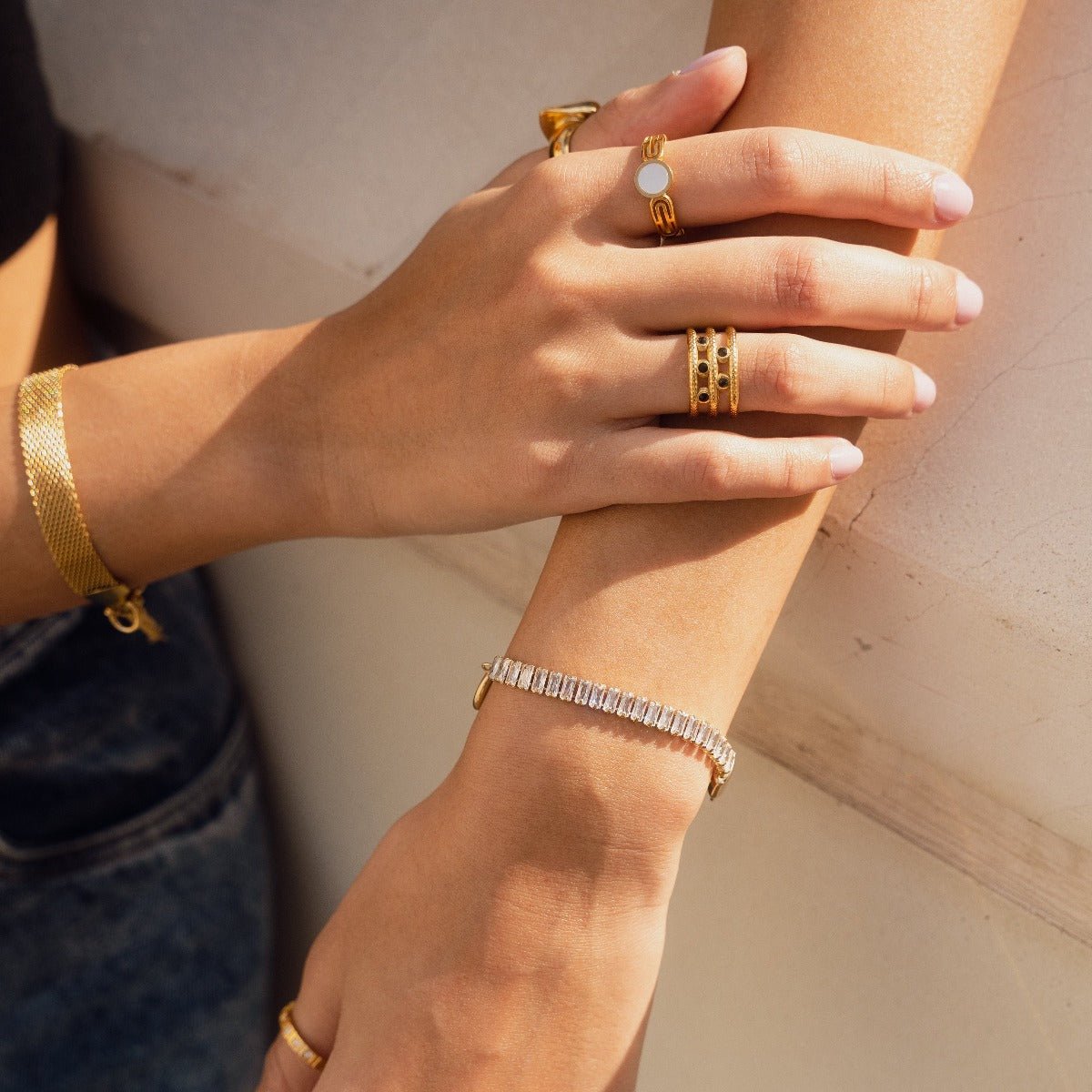 Anillo Atenea con piedra de nácar, baño de oro de 18 quilates