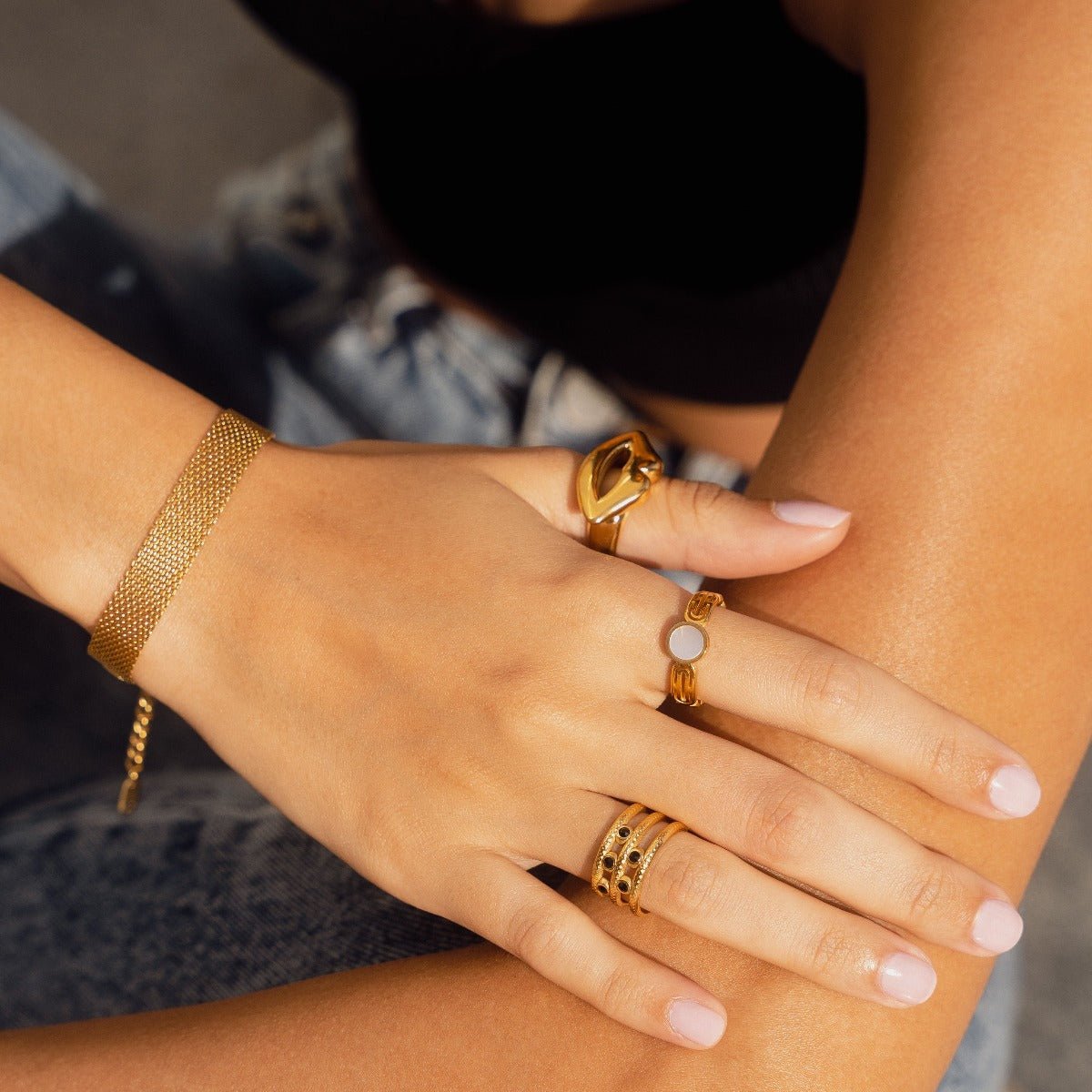 Anillo Atenea con piedra de nácar, baño de oro de 18 quilates