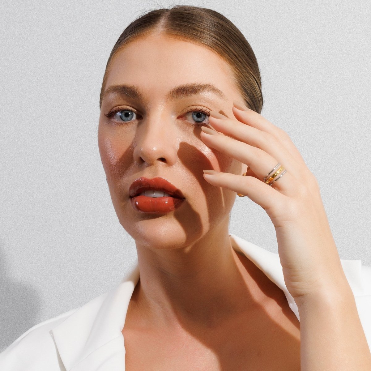 Anillo Aura ajustable con baño combinado de oro y plata