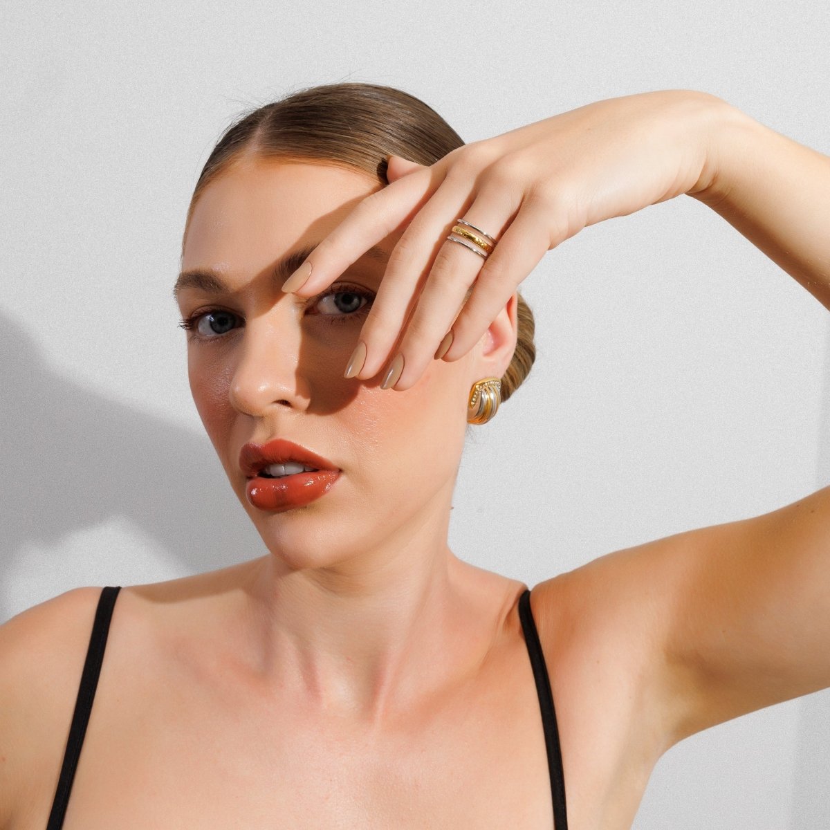 Anillo Aura ajustable con baño combinado de oro y plata