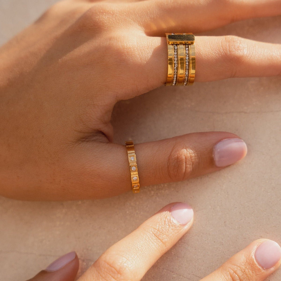 Anillo de bloque de piedra bañado en oro de 18 quilates