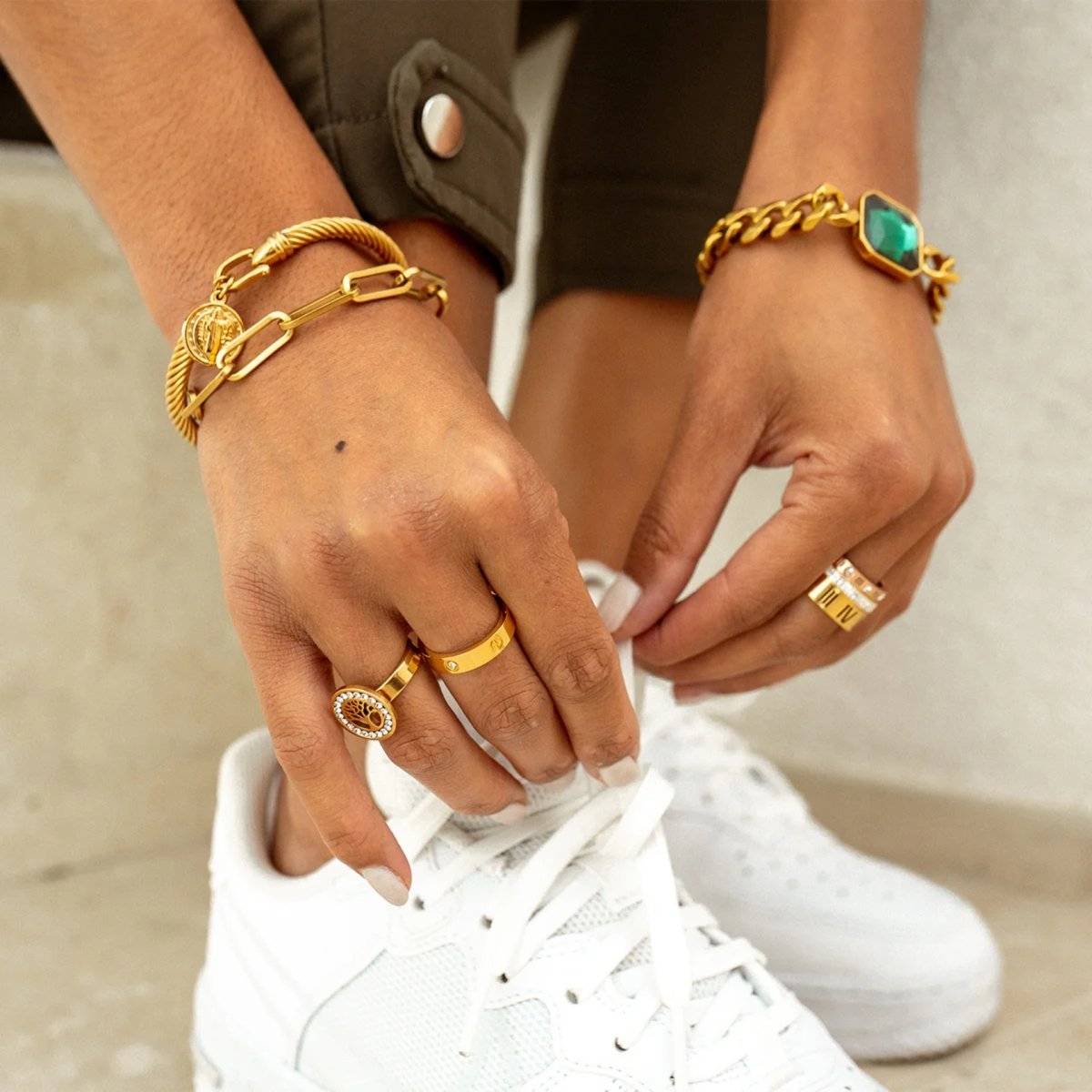 Anillo de inspiración clásica bañado en oro de 18 k