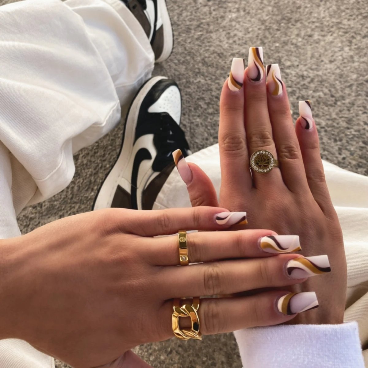 Anillo de inspiración clásica bañado en oro de 18 k