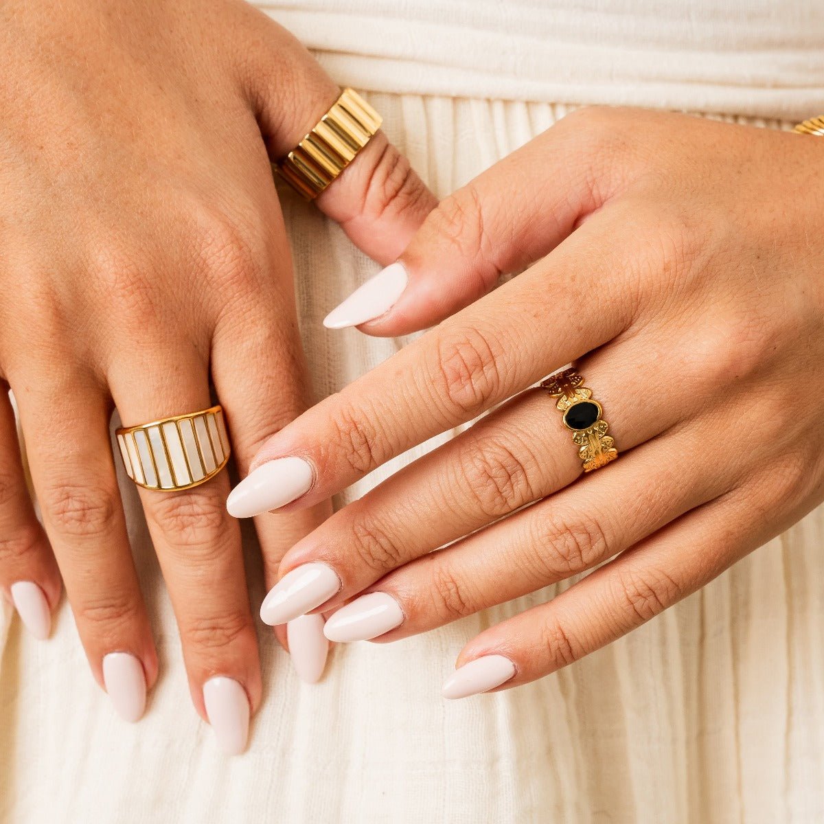 Anillo Coliseo bañado en oro de 18 quilates