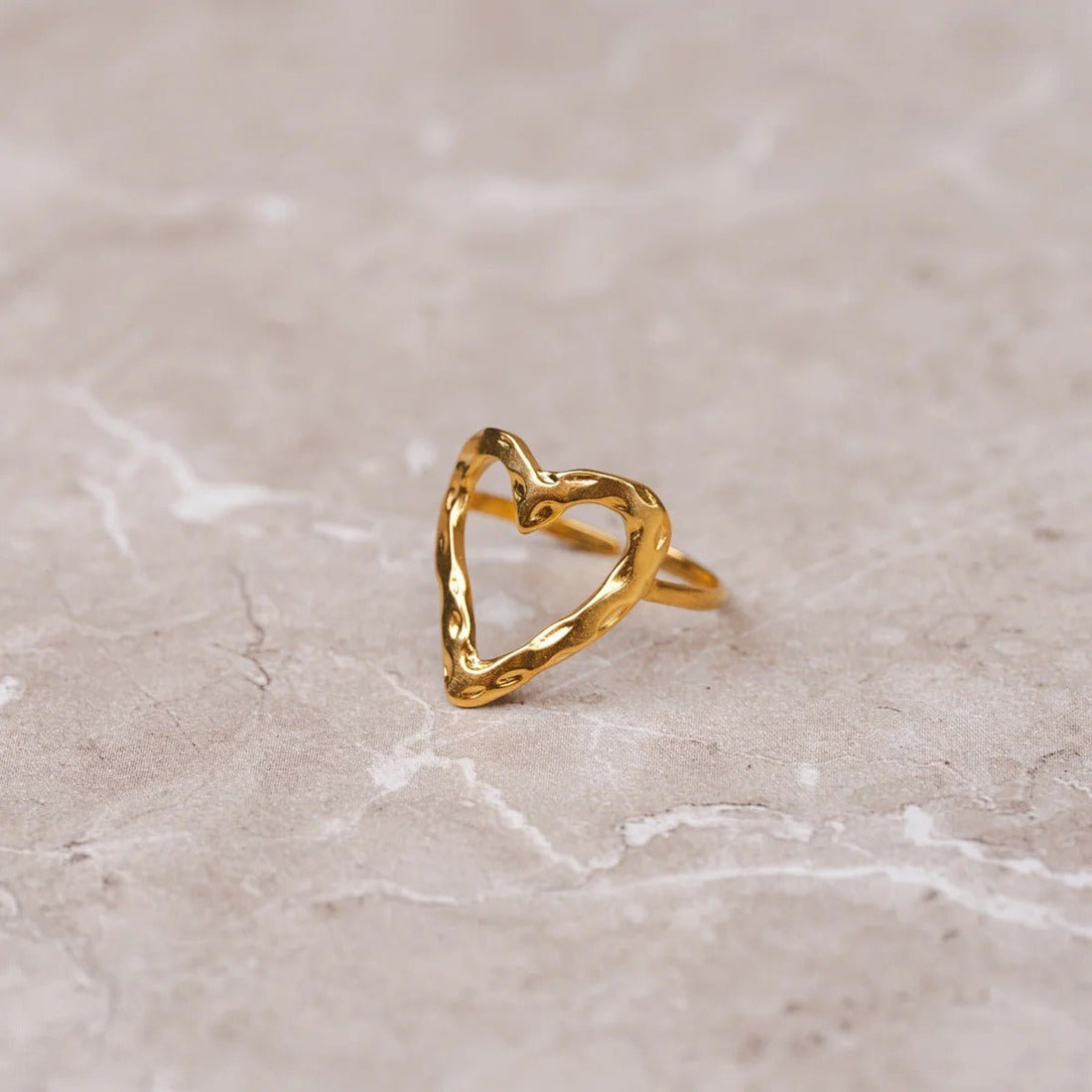 Anillo de corazón orgánico ajustable bañado en oro de 18 quilates