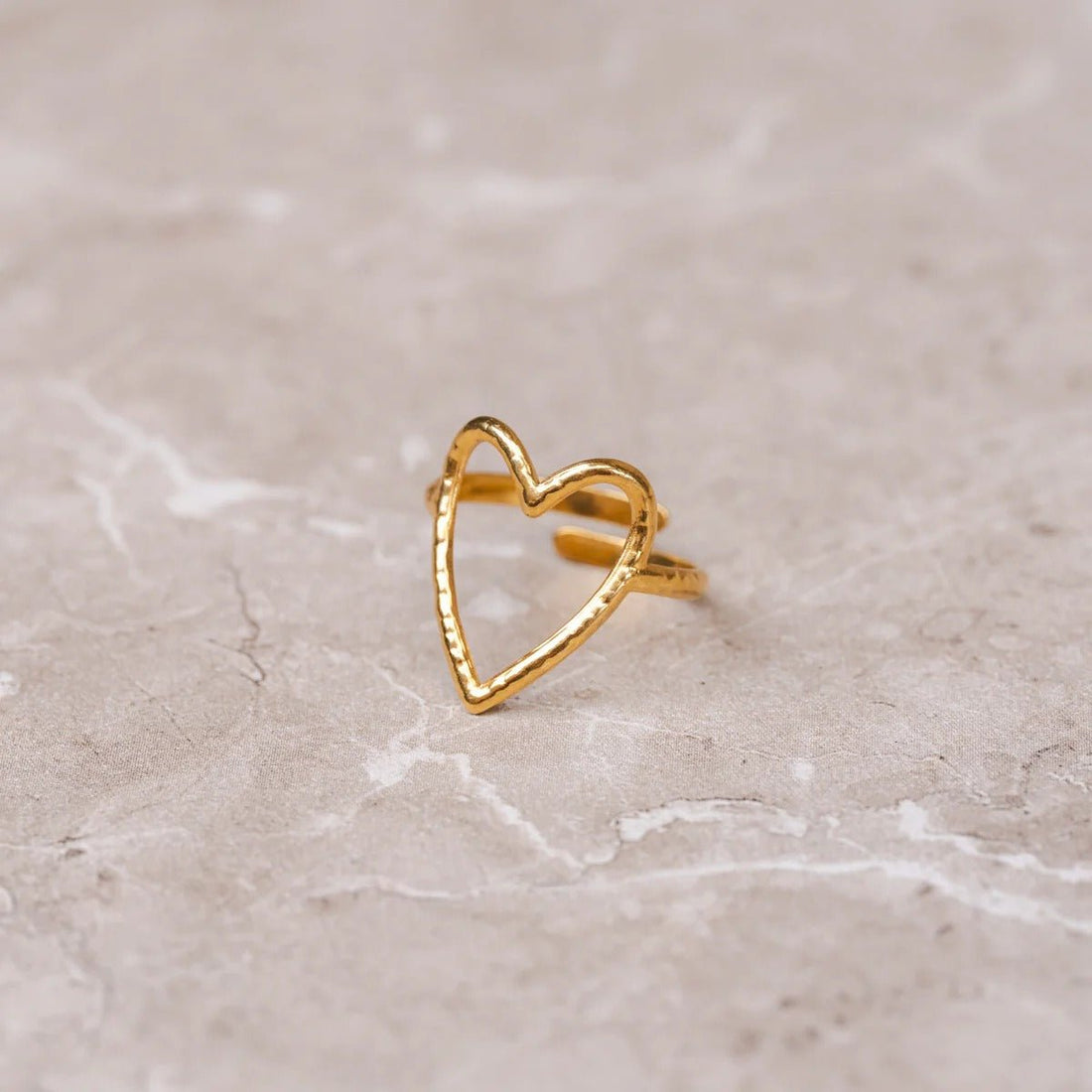Anillo de corazón hueco ajustable bañado en oro de 18 quilates
