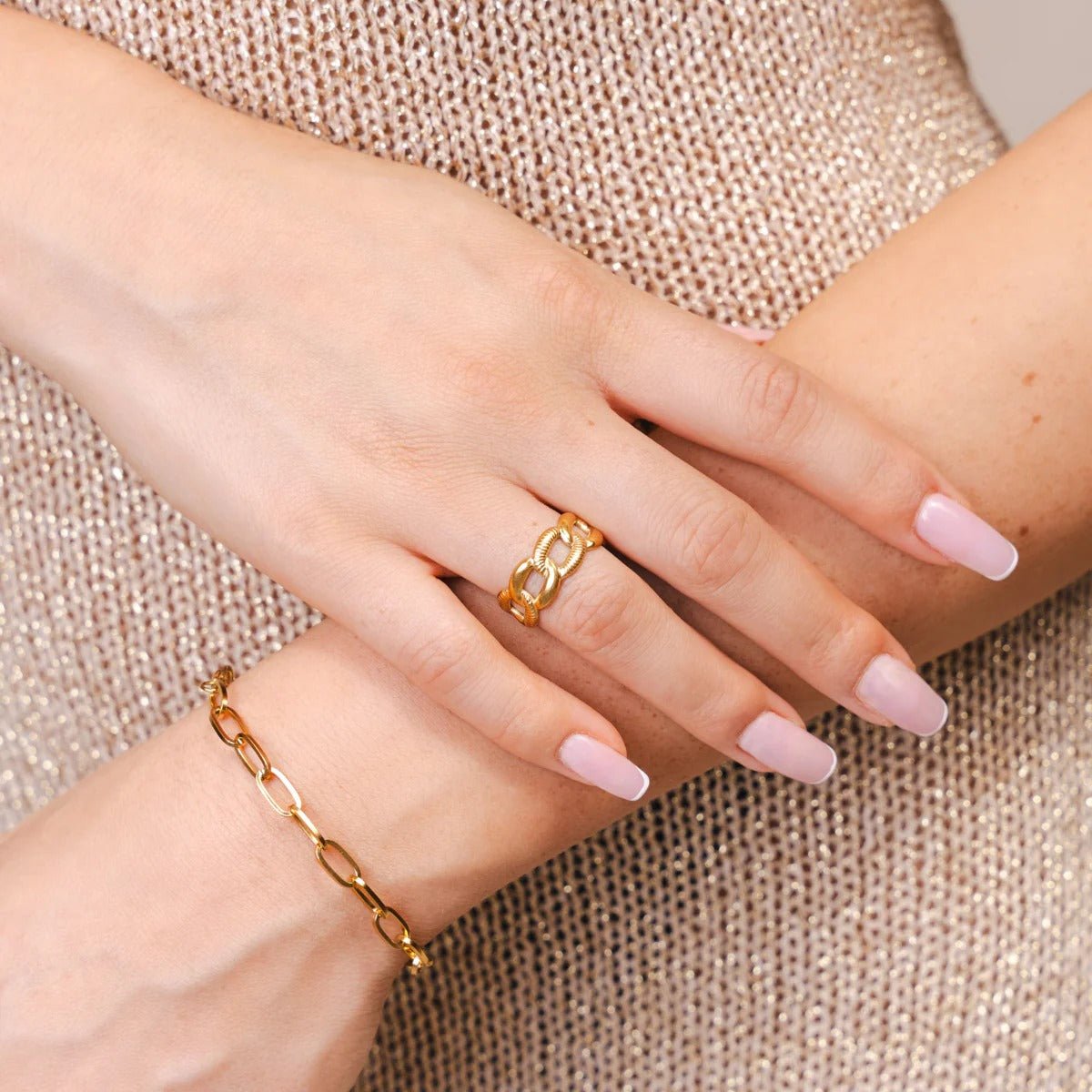 Anillo de cadena ajustable y atrevido chapado en oro de 18 quilates