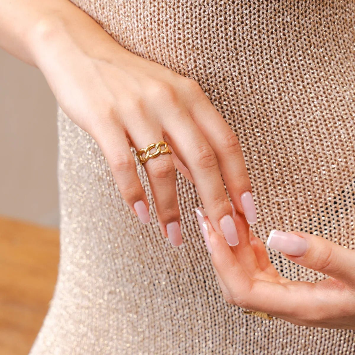 Anillo de cadena ajustable y atrevido chapado en oro de 18 quilates