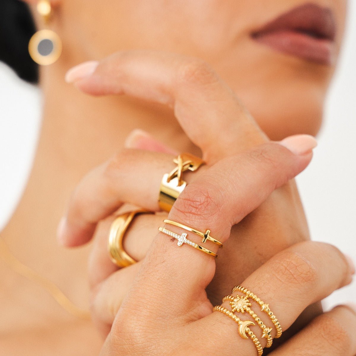 Anillo de cruz bañado en oro de 18 quilates