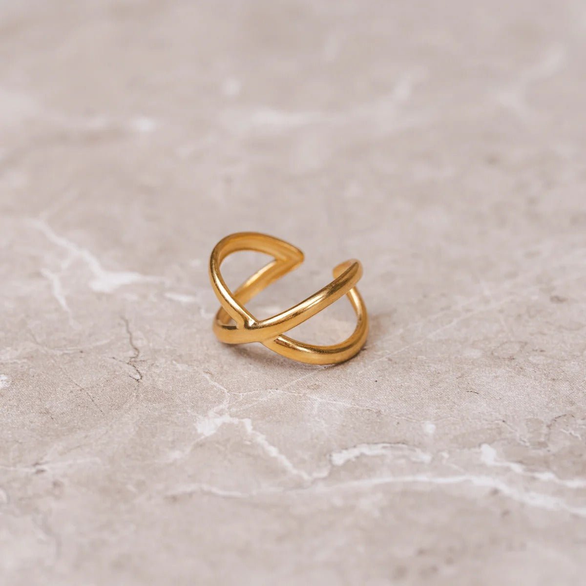Anillo minimalista de cruz ajustable bañado en oro de 18 quilates