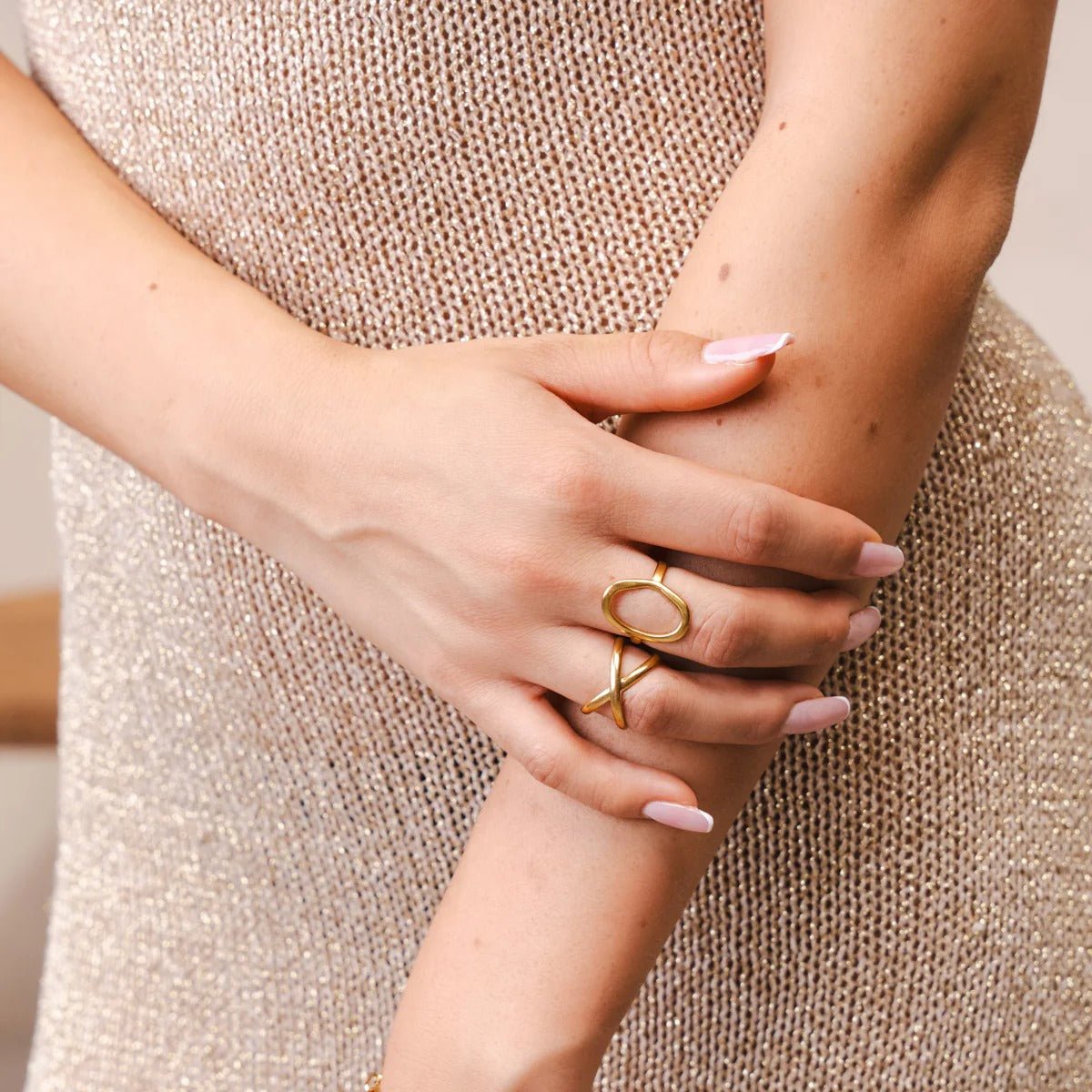 Anillo minimalista de cruz ajustable bañado en oro de 18 quilates