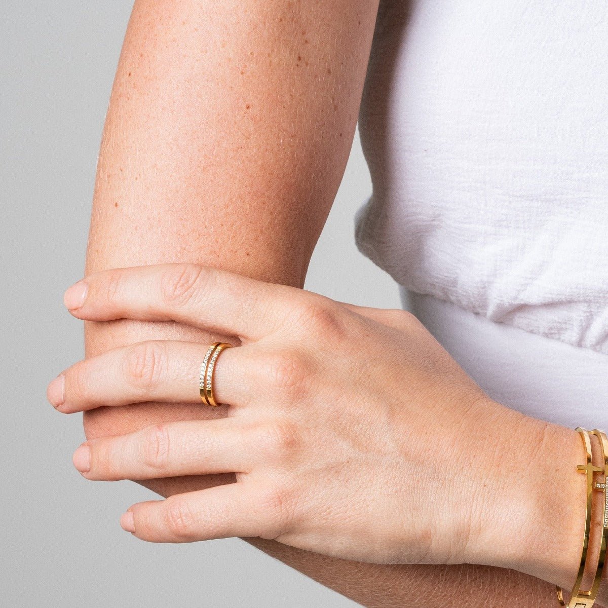 Anillo de doble capa bañado en oro de 18 quilates