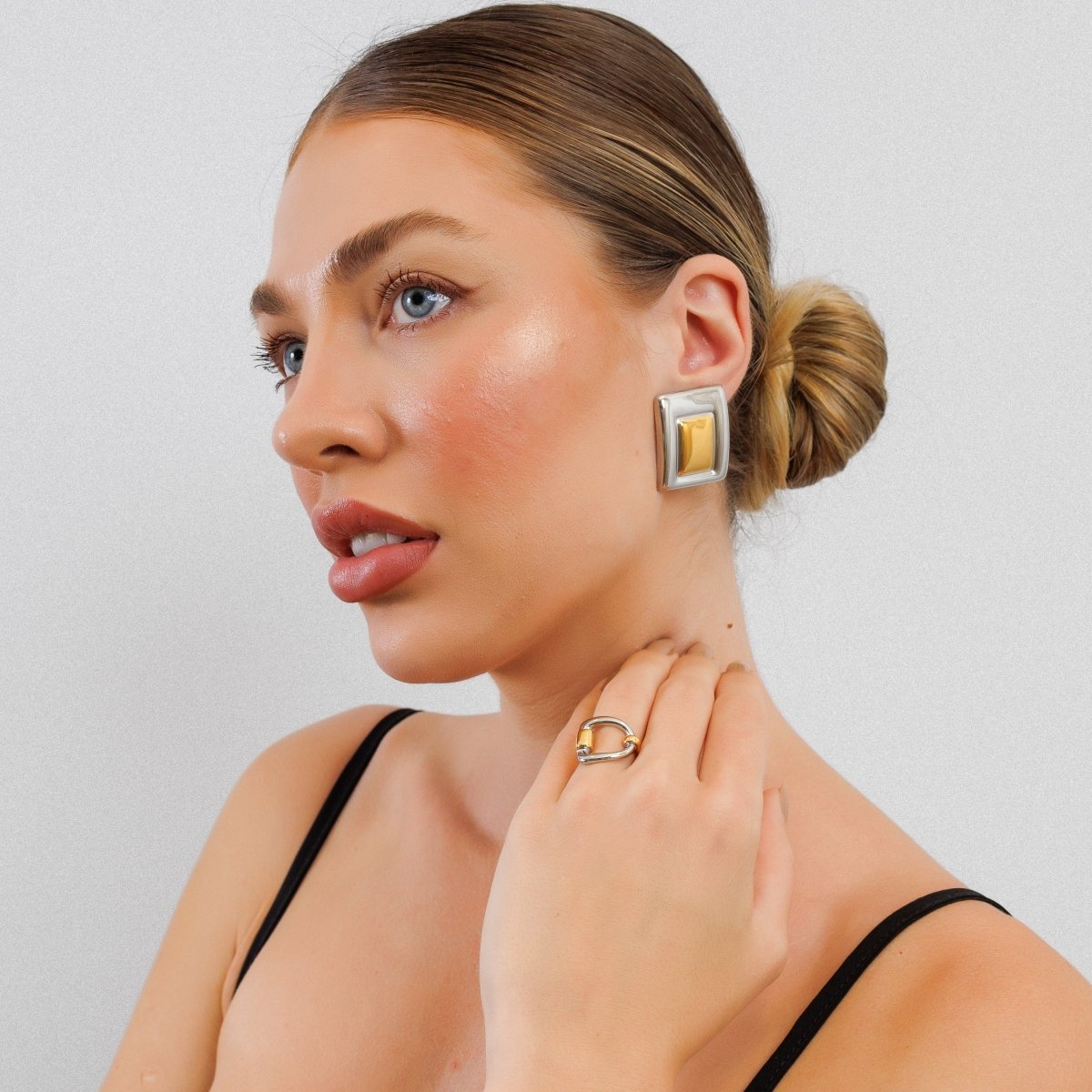 Anillo de eslabones dobles ajustable con baño combinado de oro y plata