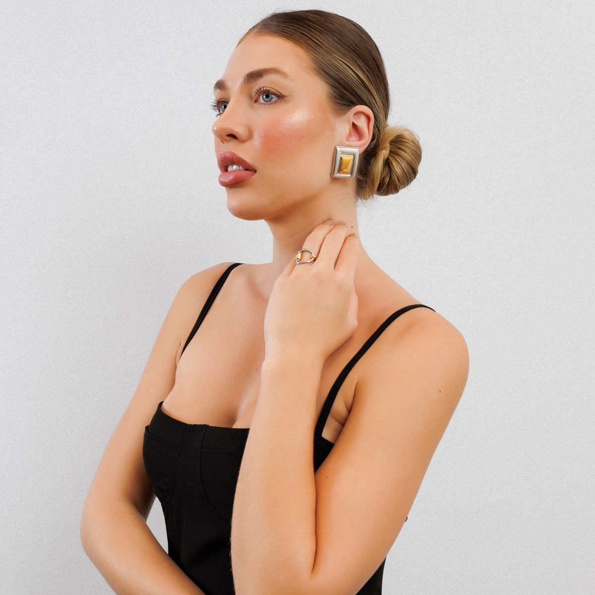 Anillo de eslabones dobles ajustable con baño combinado de oro y plata