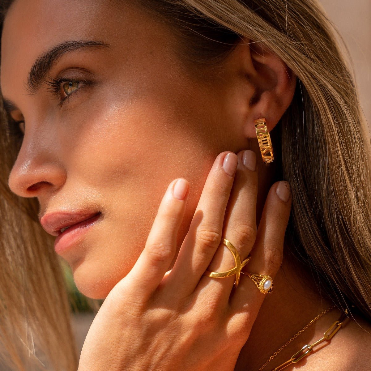 Anillo en forma de X bañado en oro de 18K.