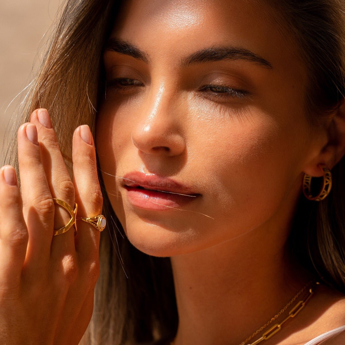 Anillo en forma de X bañado en oro de 18K.