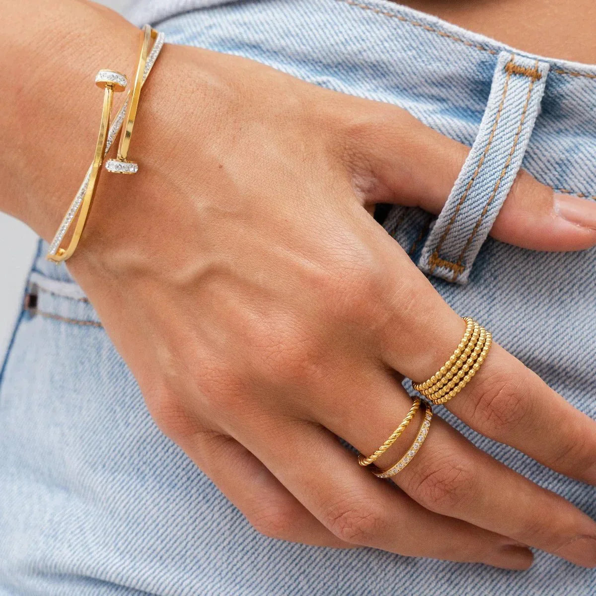 Anillo Esfera Icónica Chapado en Oro de 18 K