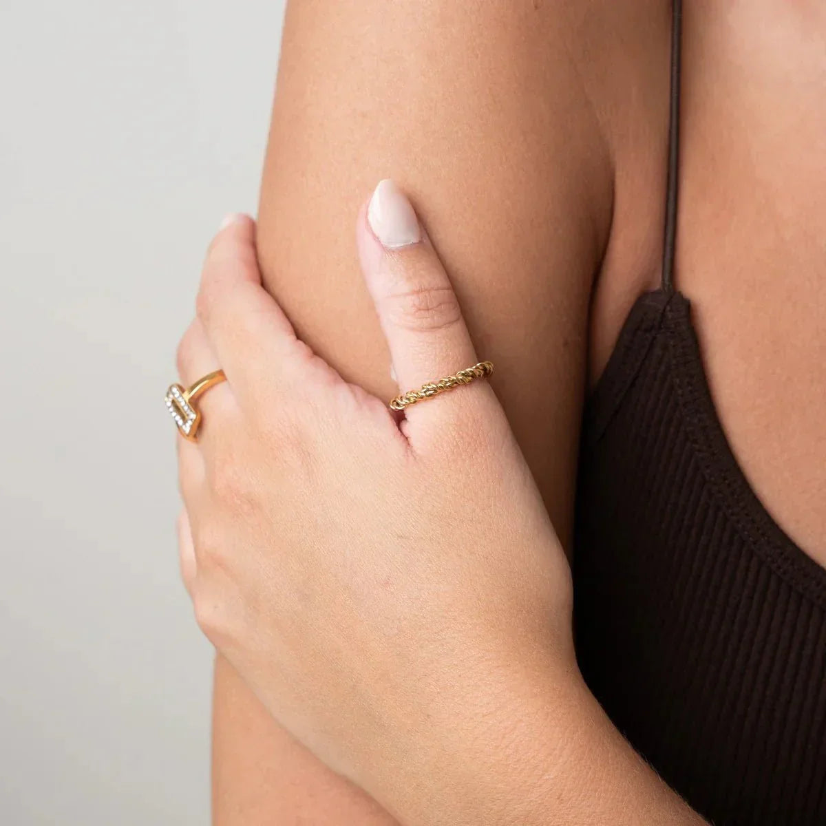 Anillo espiral bañado en oro de 18 quilates