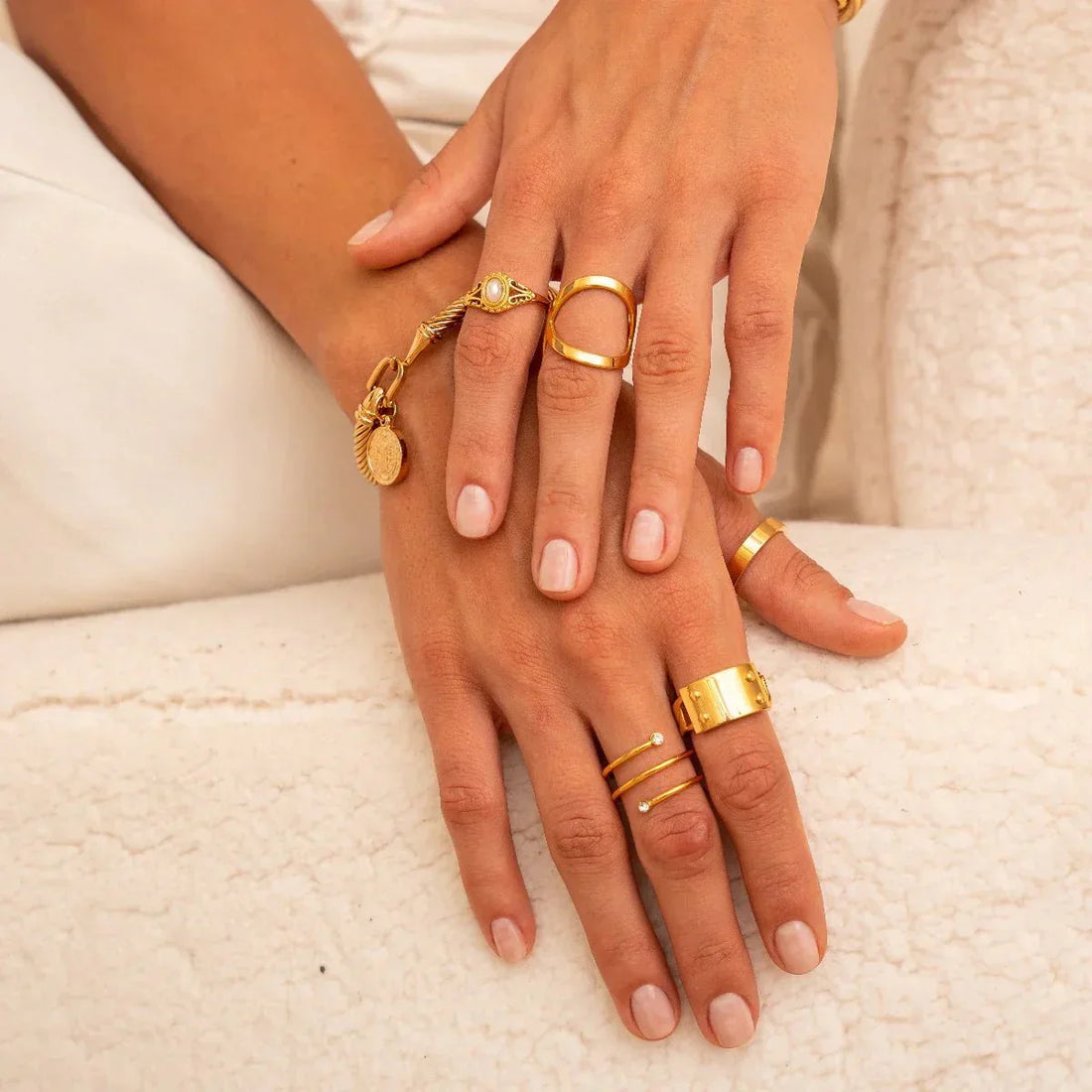 Anillo espiral fino bañado en oro de 18 quilates