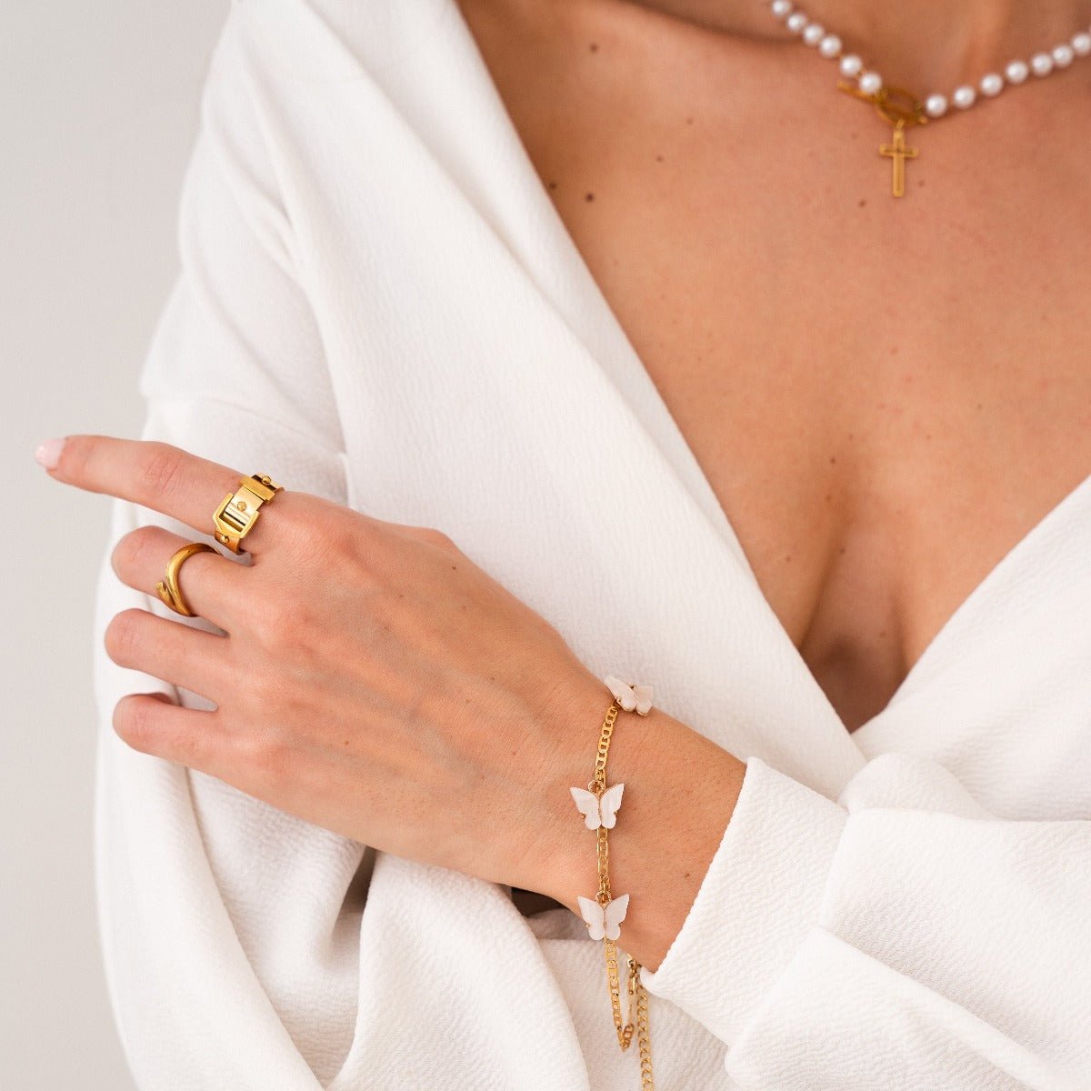 Anillo con hebilla chapado en oro de 18 quilates