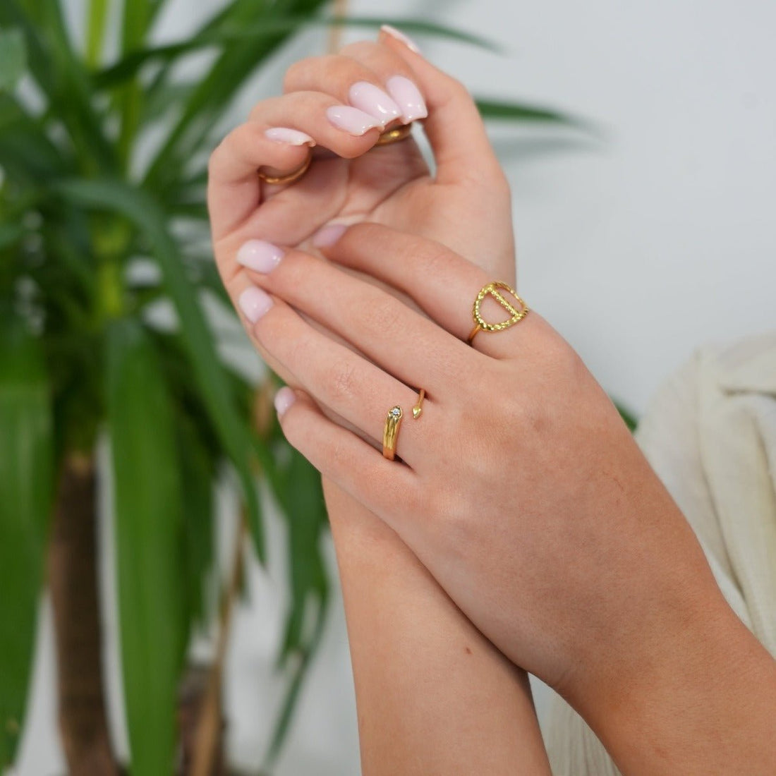 Anillo de flecha bañado en oro de 18 quilates
