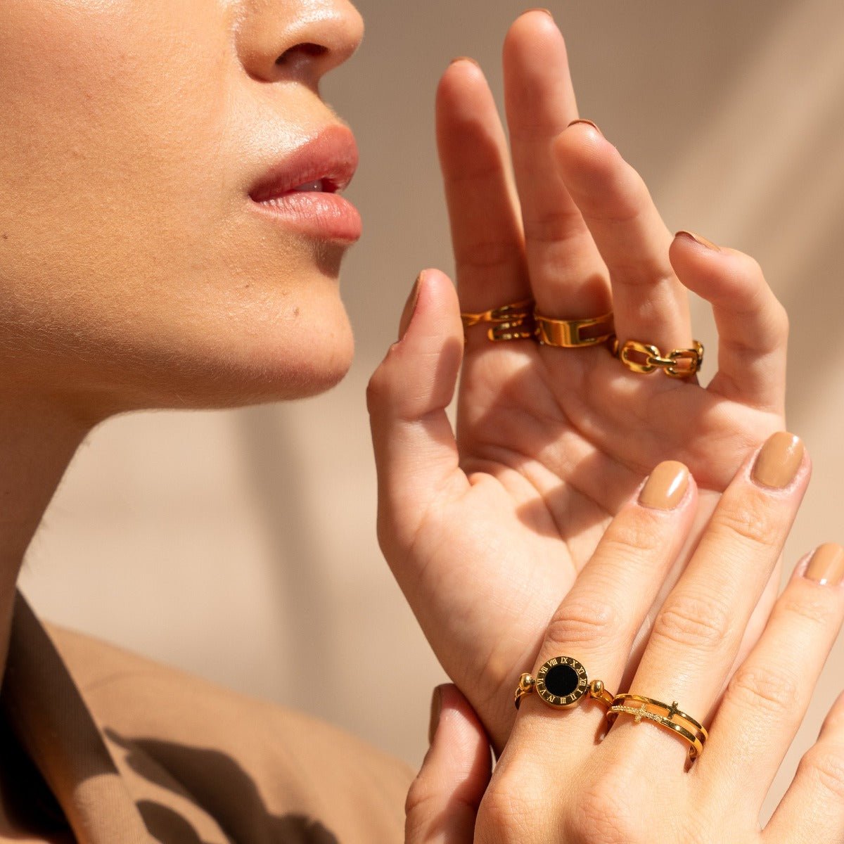 Anillo giratorio con números romanos, chapado en oro de 18 quilates