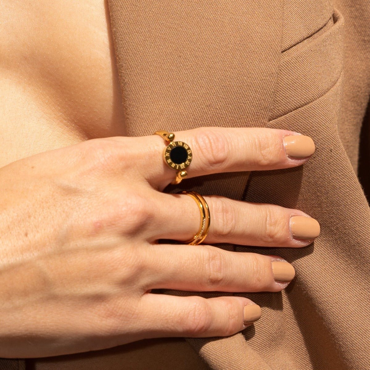 Anillo giratorio con números romanos, chapado en oro de 18 quilates