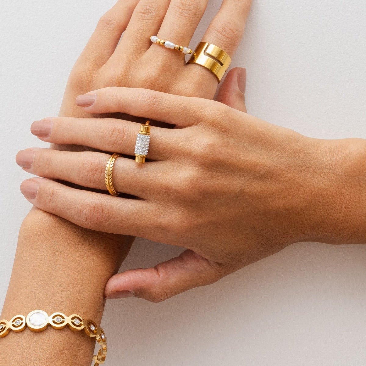 Anillo giratorio Glitz bañado en oro de 18 quilates