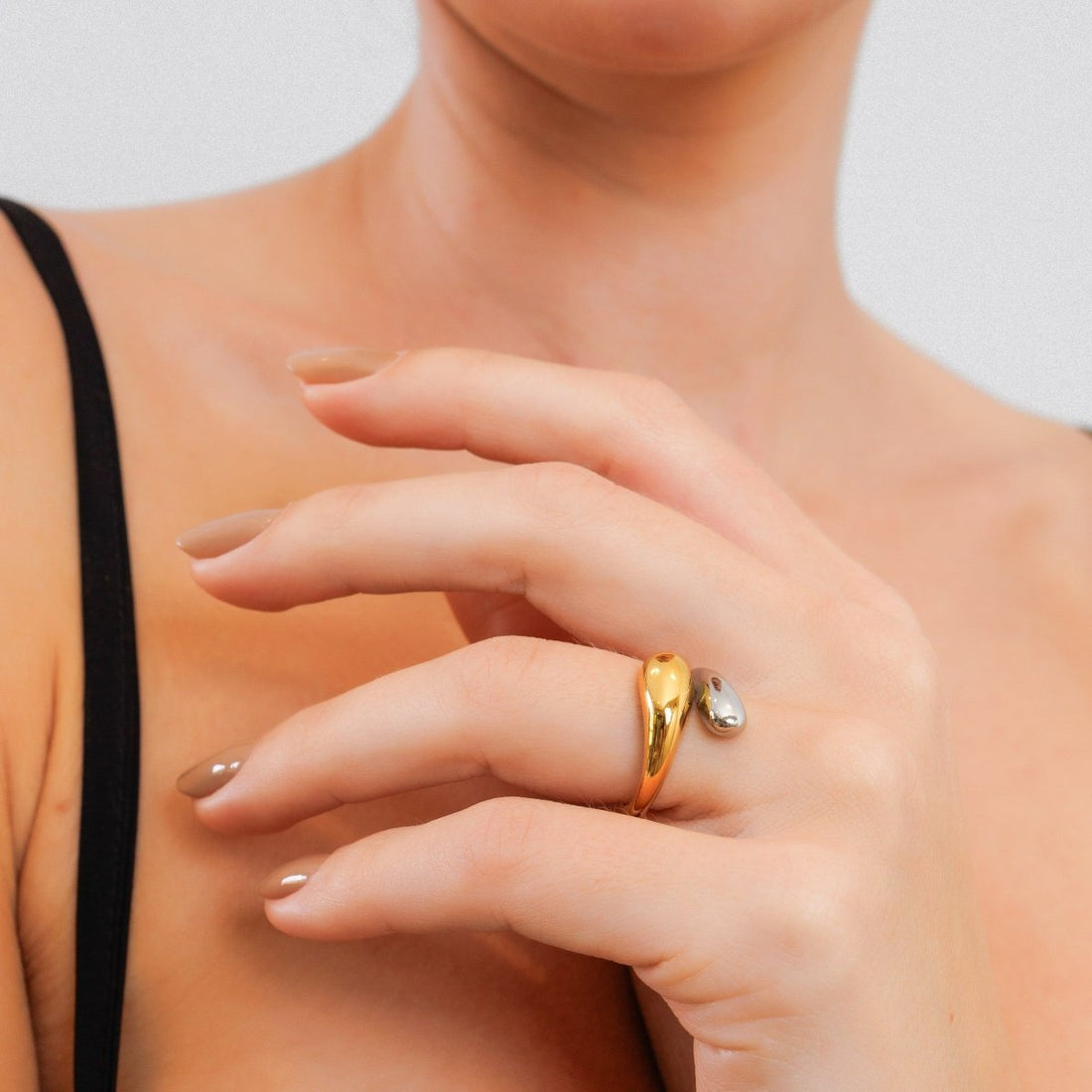 Anillo de lágrima ajustable con baño mixto de oro y plata.