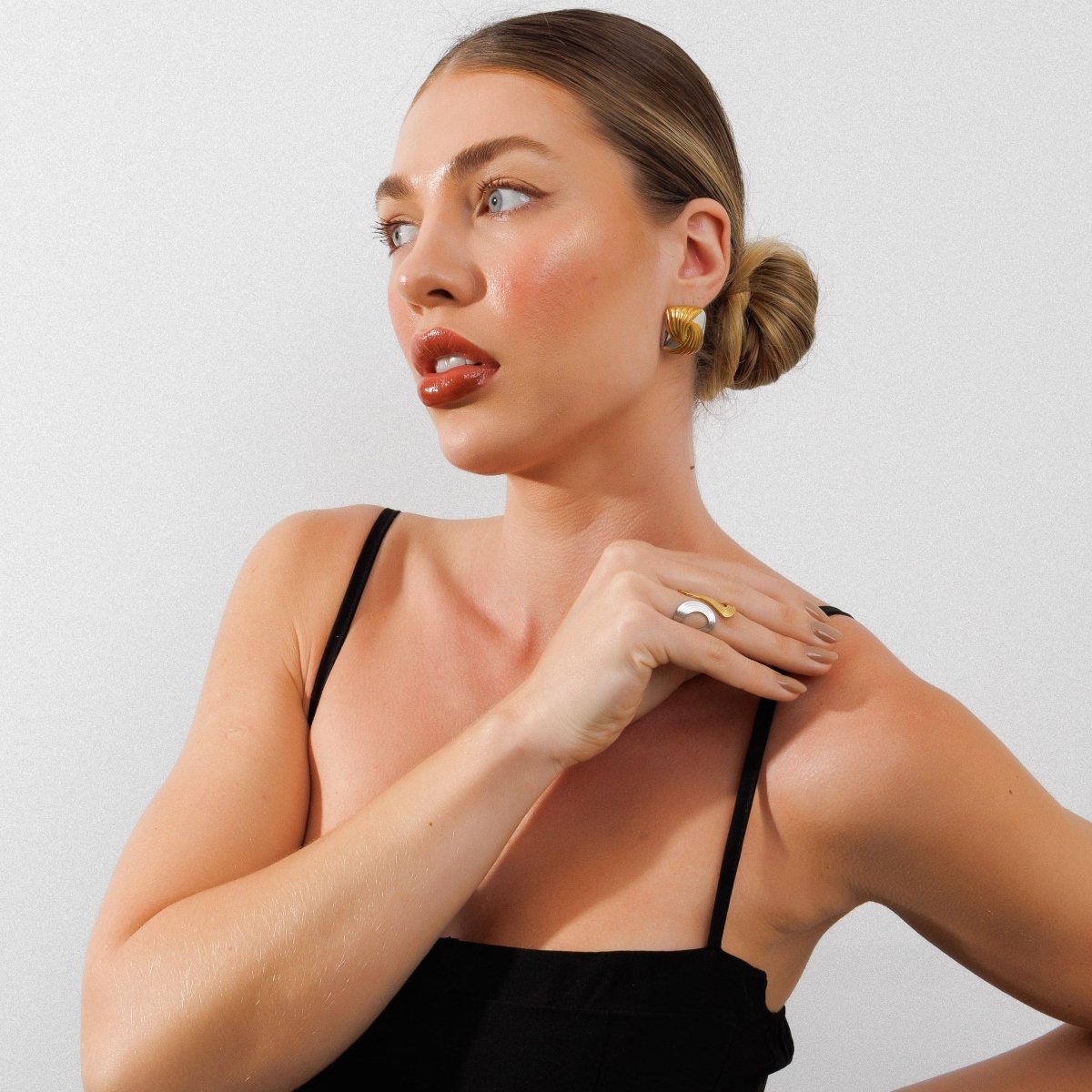 Anillo infinito ajustable con baño combinado de oro y plata