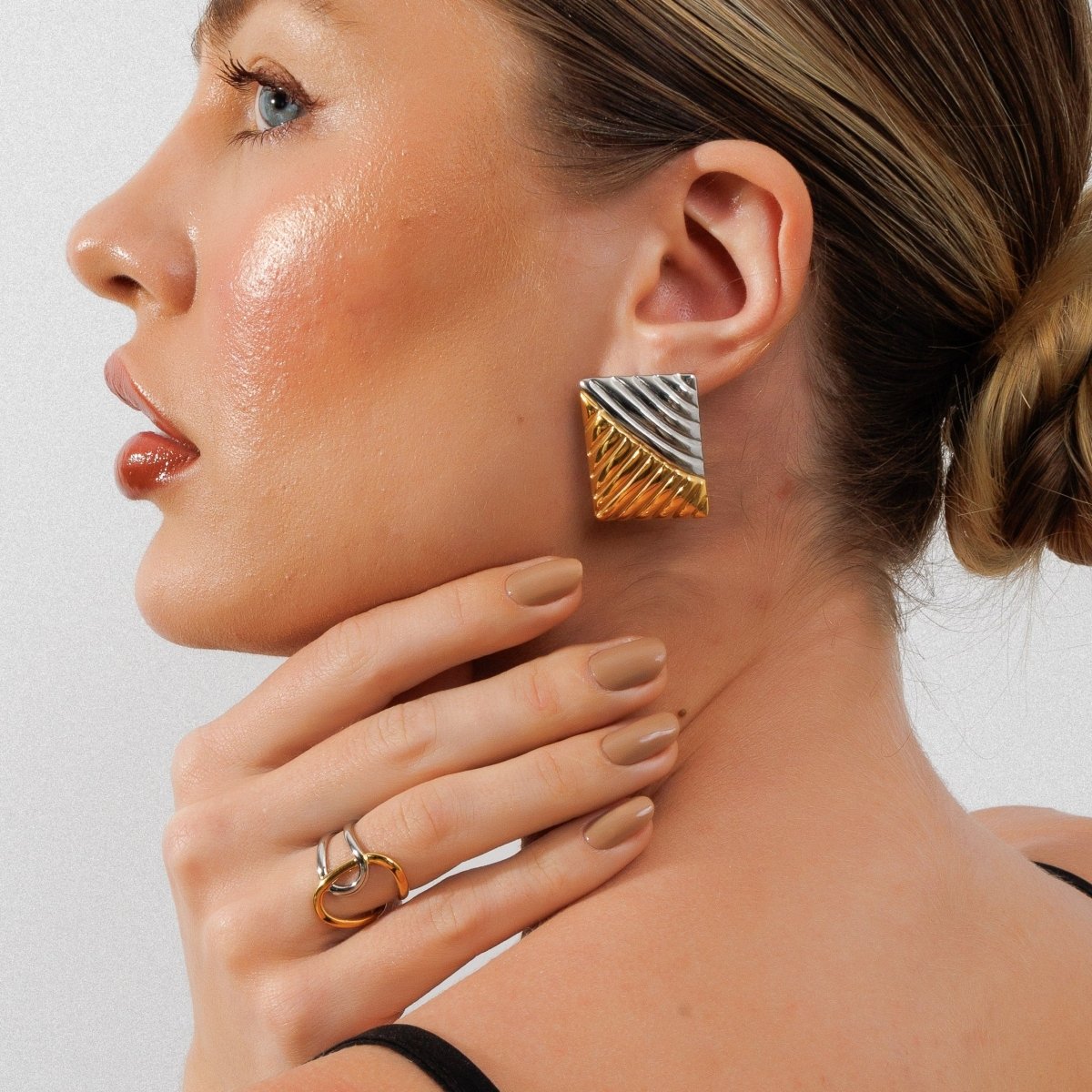 Anillo de bucles de luz ajustables con una mezcla de baño de oro y plata