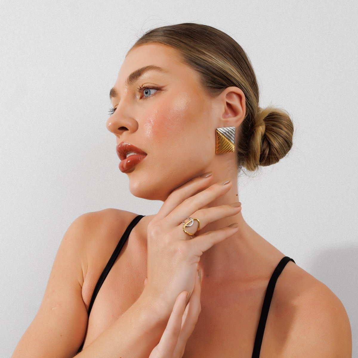 Anillo de bucles de luz ajustables con una mezcla de baño de oro y plata