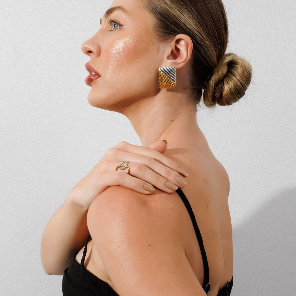 Anillo de bucles de luz ajustables con una mezcla de baño de oro y plata