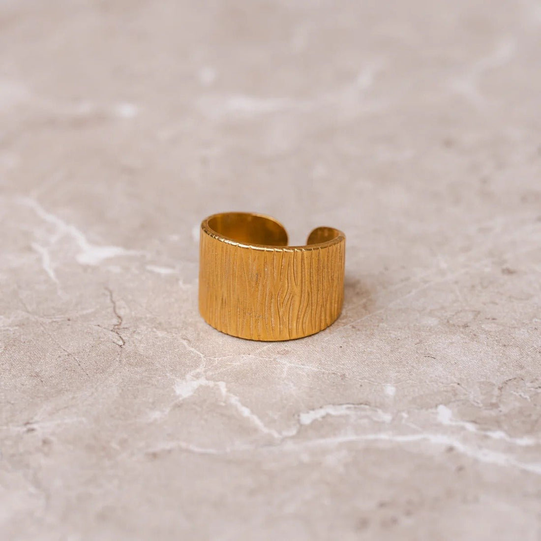 Anillo ancho texturizado ajustable bañado en oro de 18 quilates