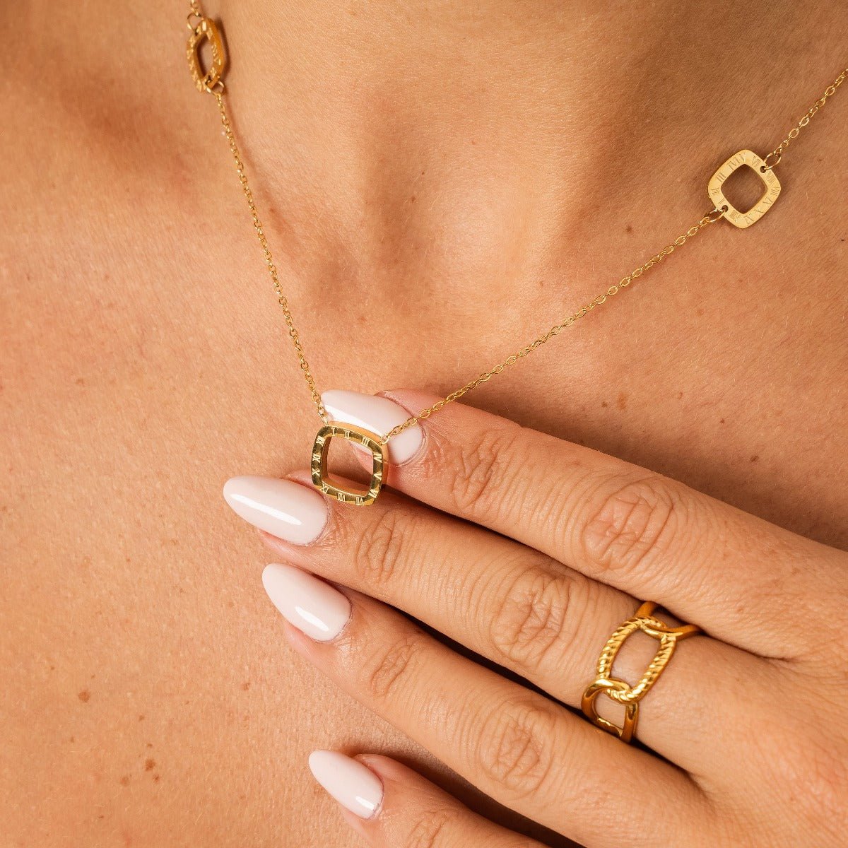 Anillo de eslabones ajustable bañado en oro de 18 quilates