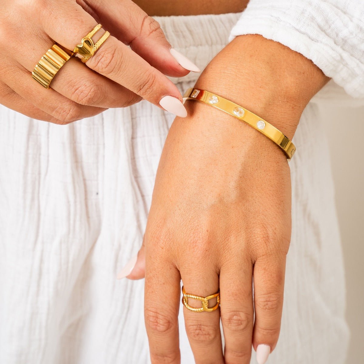 Anillo de eslabones ajustable bañado en oro de 18 quilates