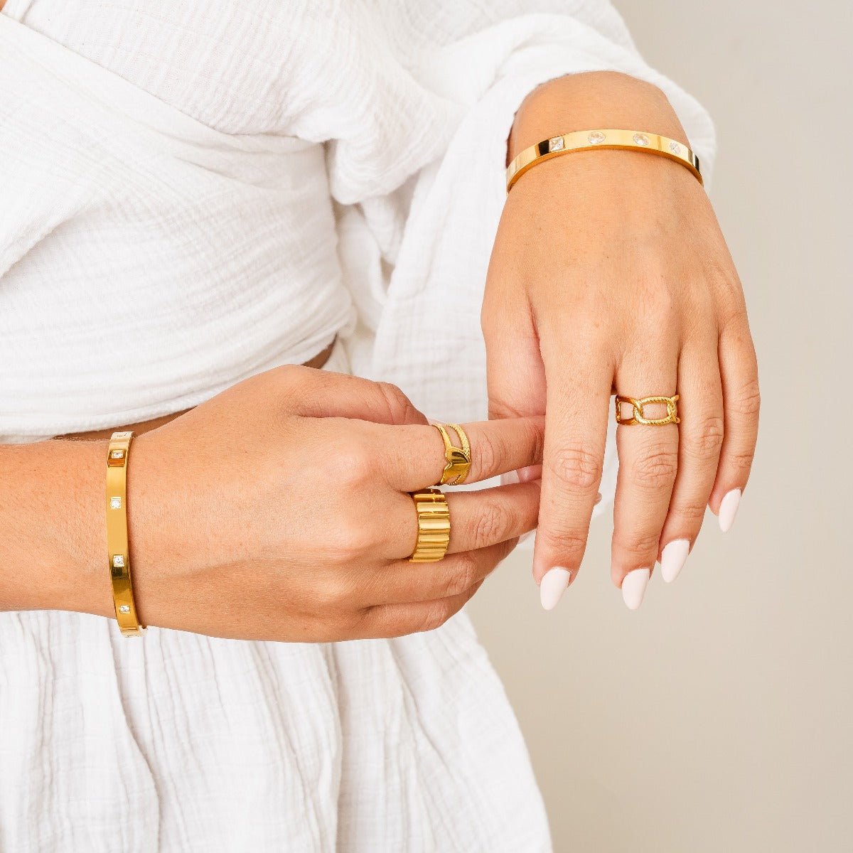 Anillo de eslabones ajustable bañado en oro de 18 quilates