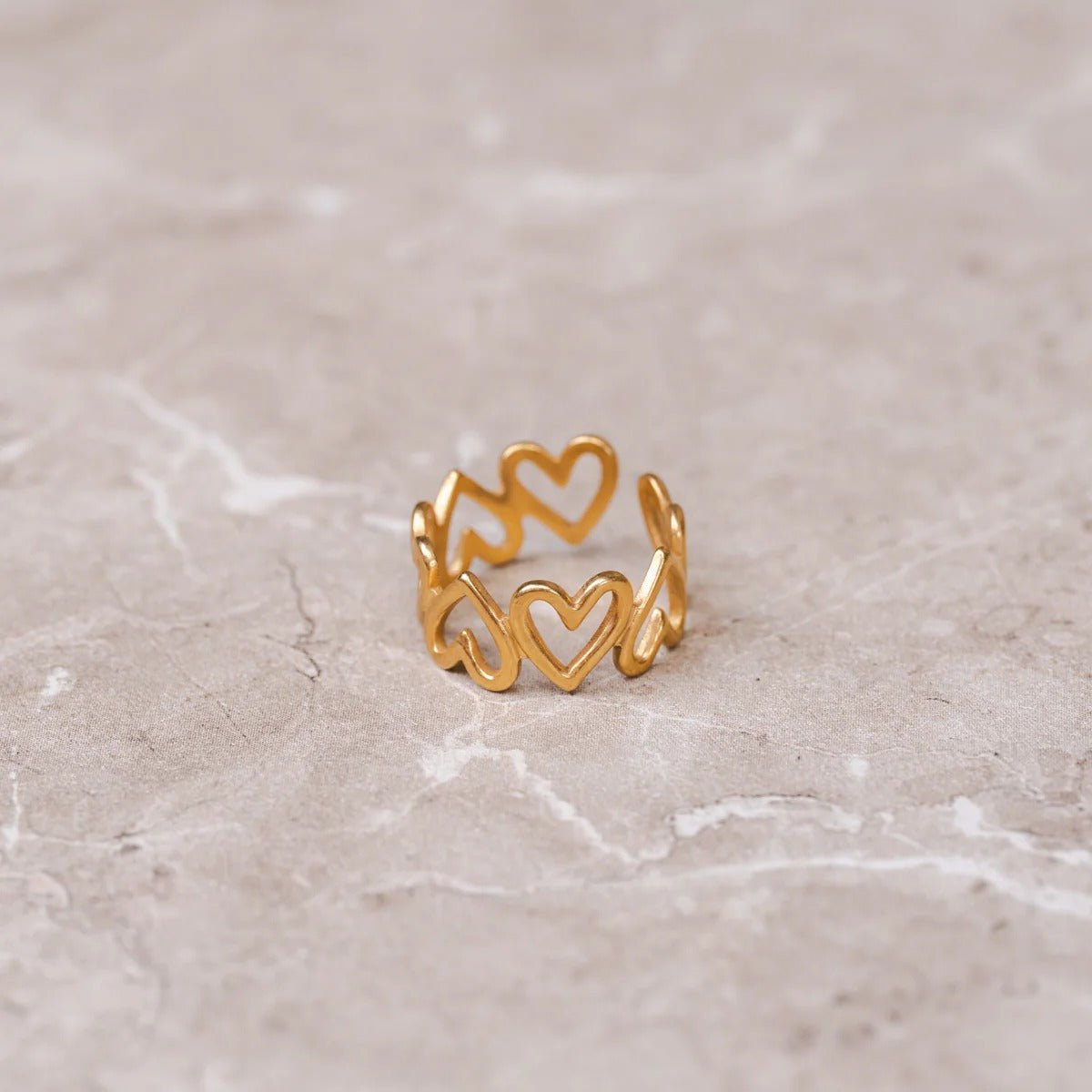 Anillo de Amor con Diseño Calado, Ajustable, Baño de Oro de 18K