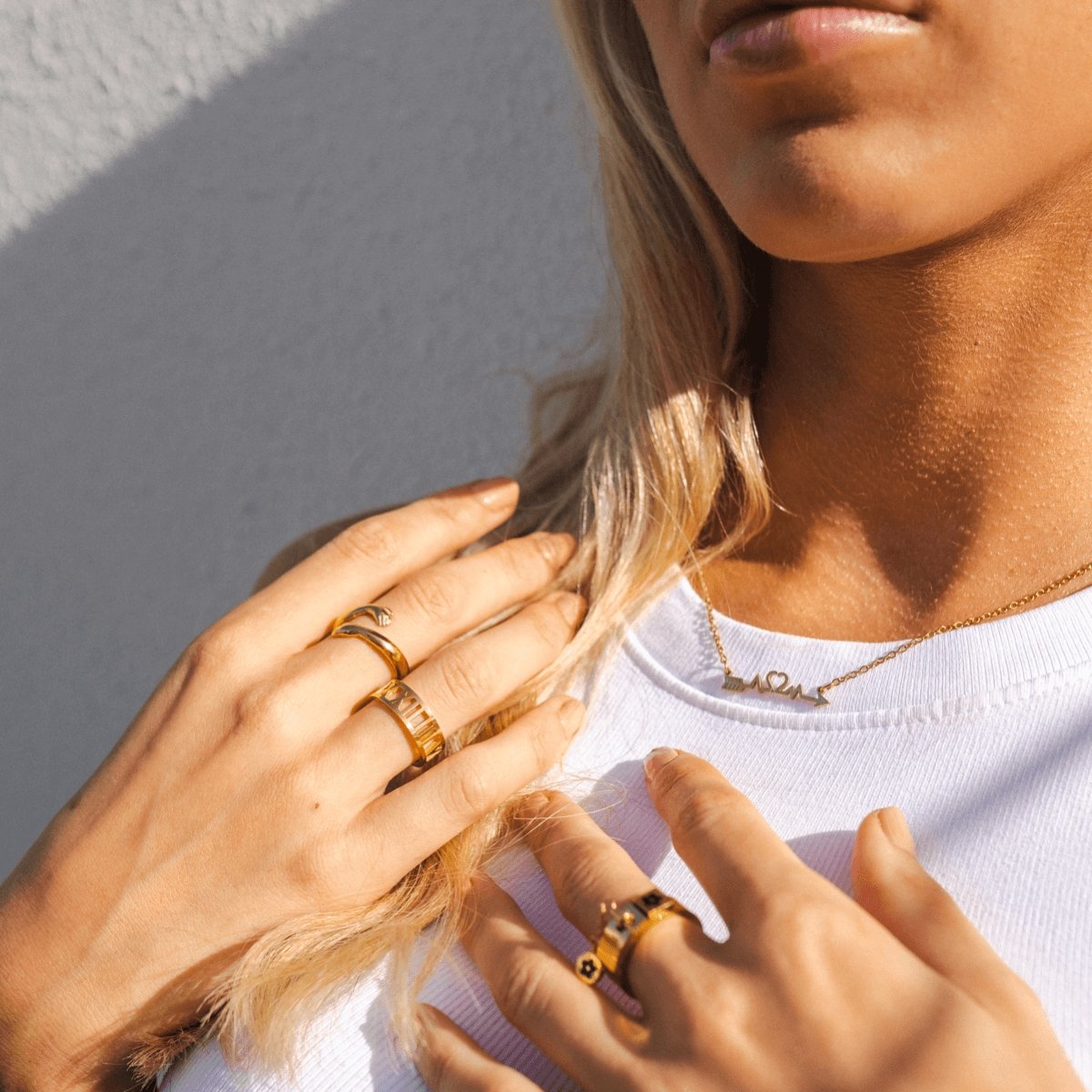 Anillo con números romanos bañado en oro de 18 quilates