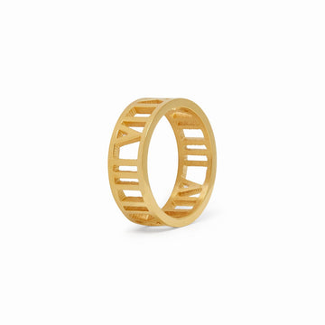 Anillo con números romanos bañado en oro de 18 quilates